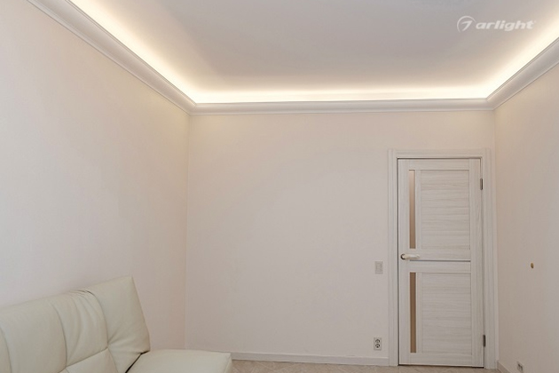 Освещение квартиры полностью основано на светодиодном оборудовании Arlight: светодиодная лента в закарнизной подсветке и светодиодные светильники в ванной комнате.